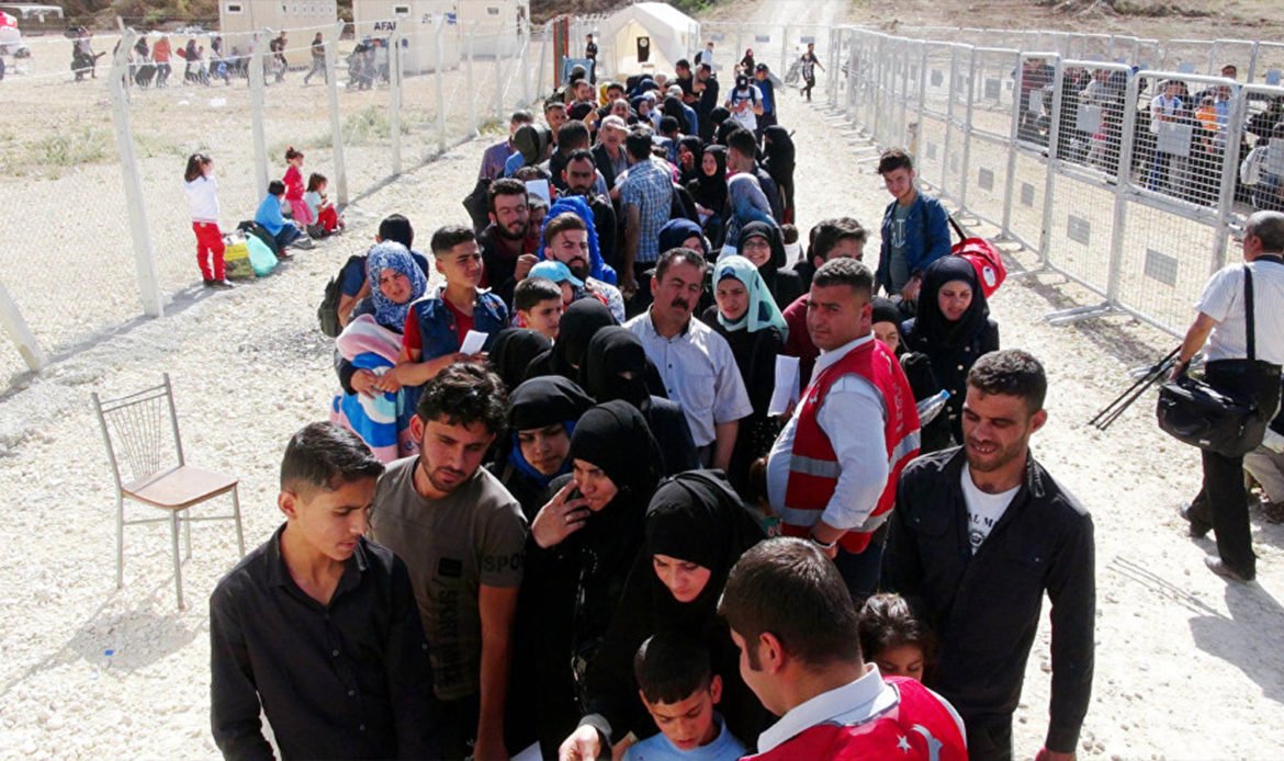 Turkey deports Syrian refugees to Idlib during airstrikes