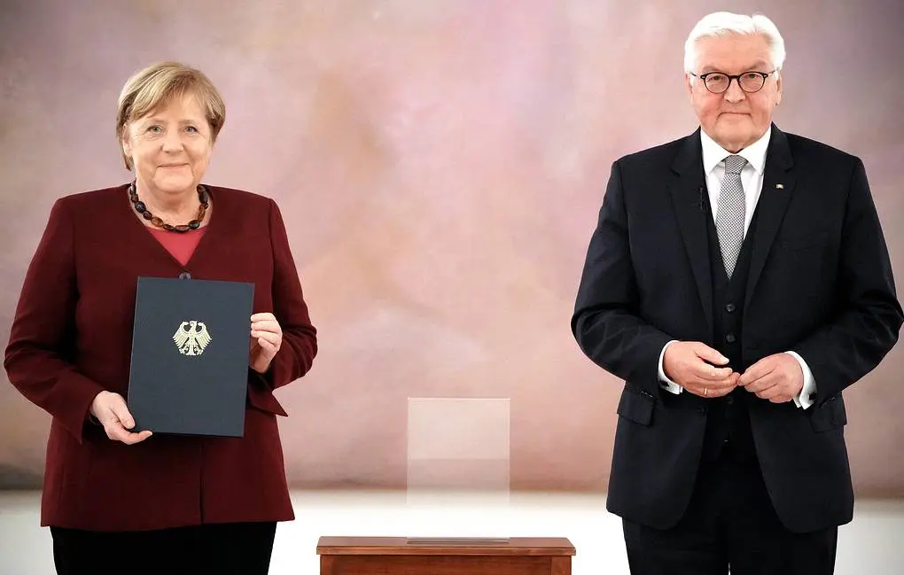 German President presents Angela Merkel with resignation papers