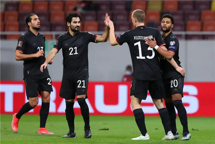 Germany, Netherlands edge closer to World Cup finals .