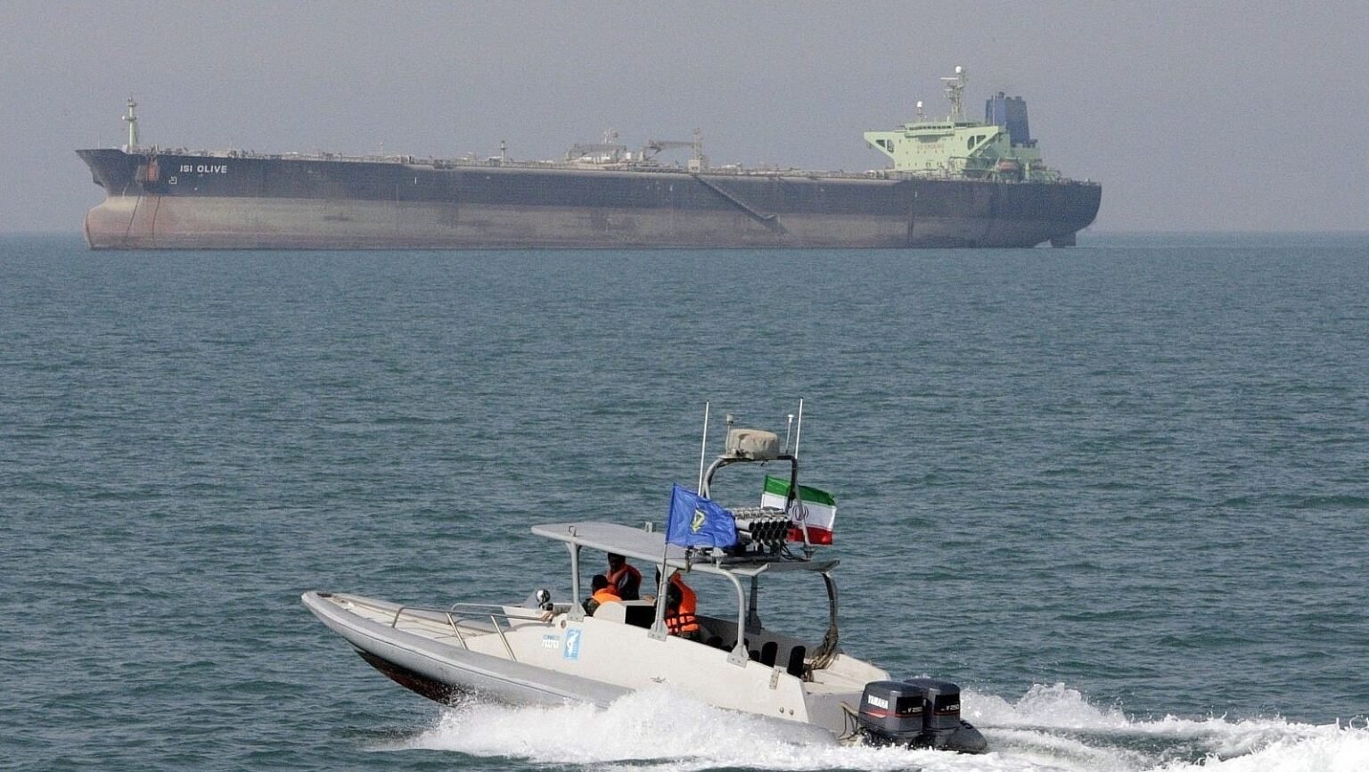 Iran’s naval forces confront pirates in Gulf of Aden: cmdr.