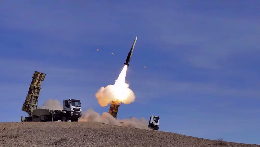 Iran’s Armed Forces smash medium-altitude targets during major drills .