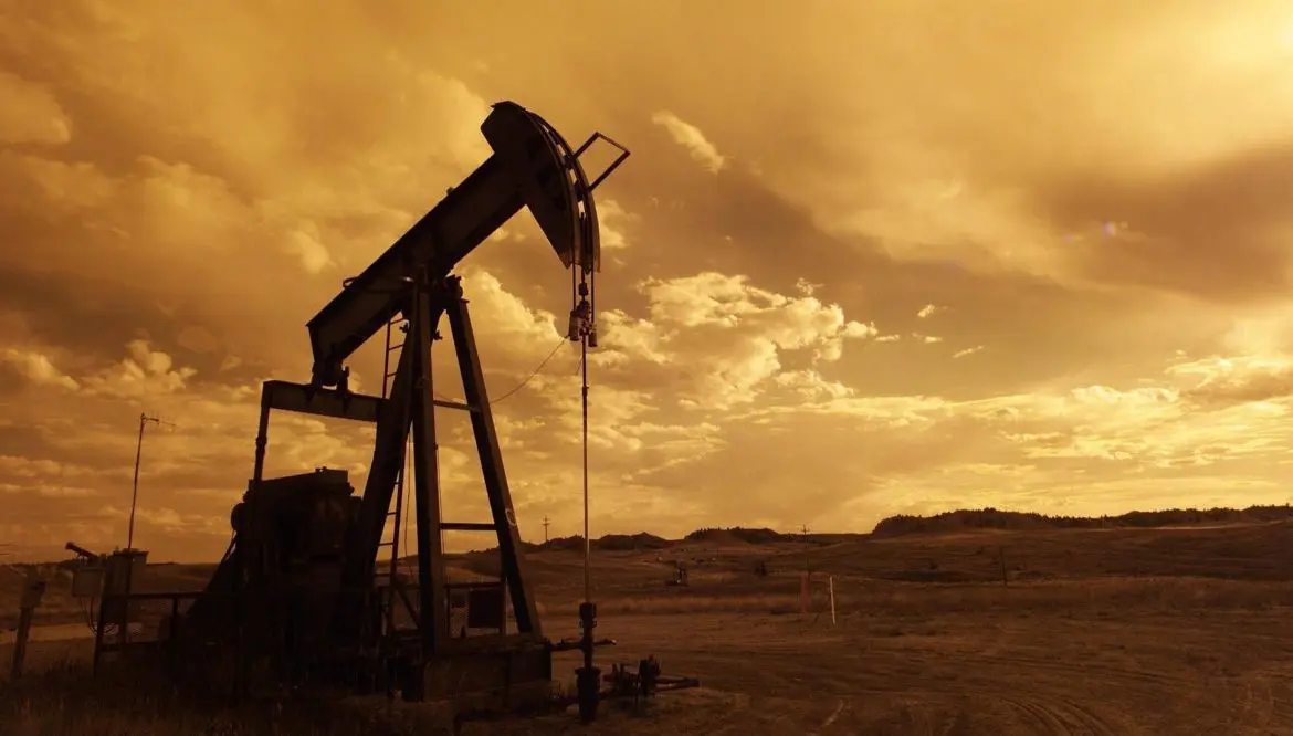 Oil nosedives on recession fears