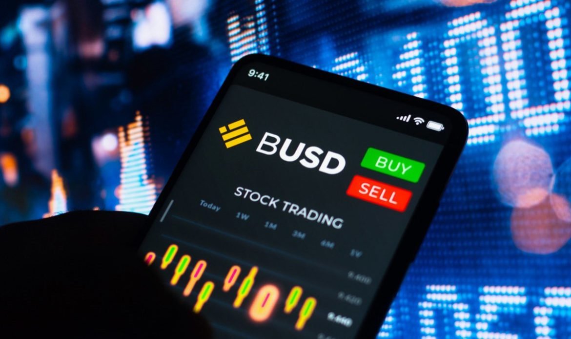 Major crypto exchange halts stablecoin withdrawals.