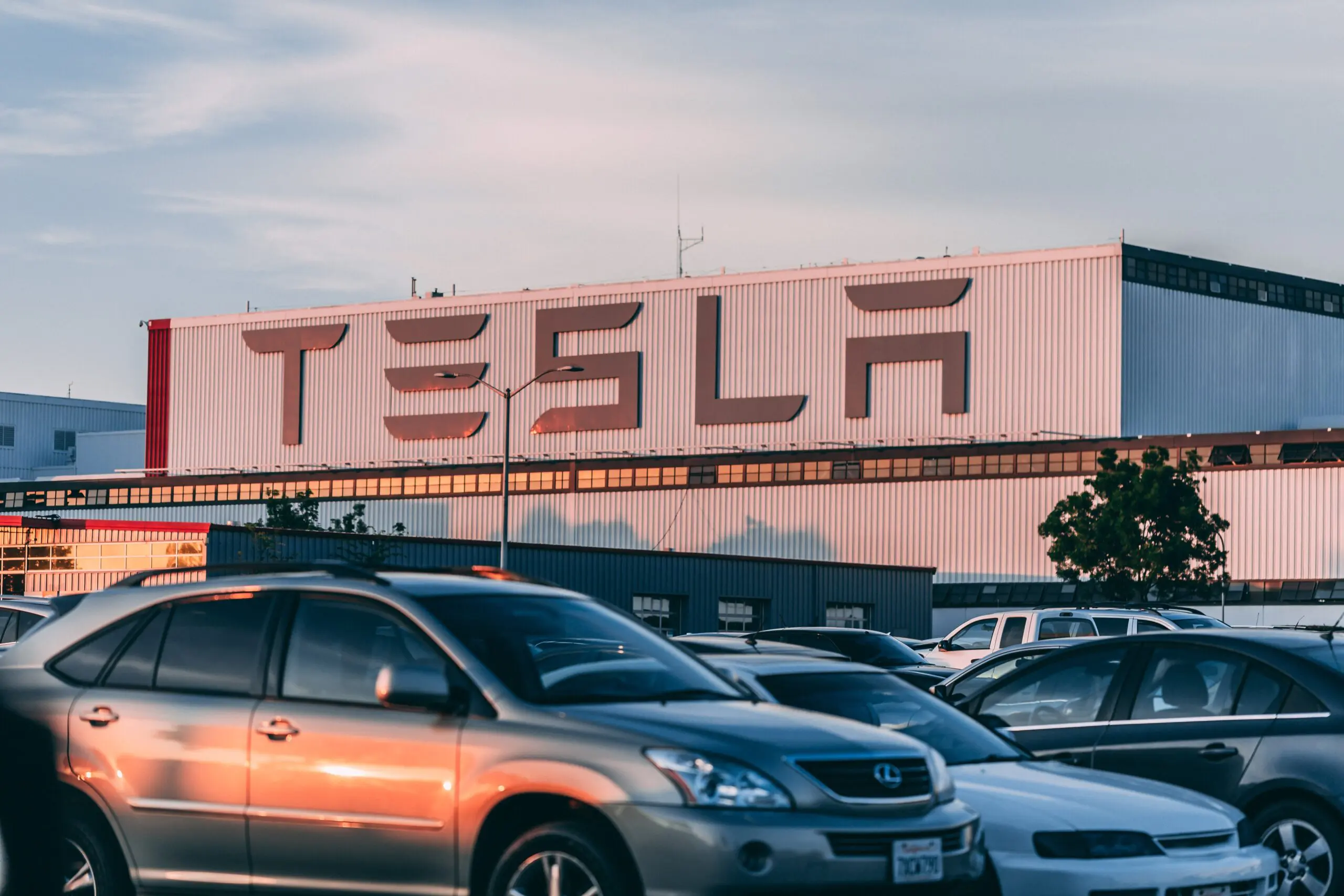 Elon Musk meets with California Gov. Newsom at Tesla’s new engineering headquarters to discuss expansion.