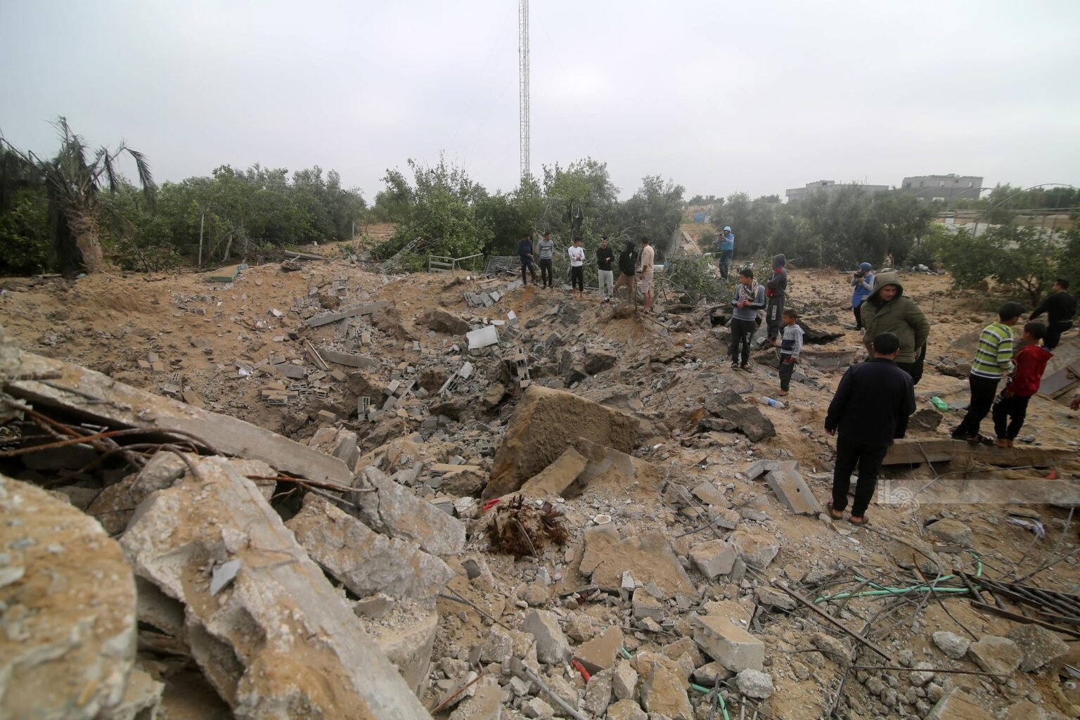 Israeli airstrike on Khan Younes kills Palestinian, wound four others