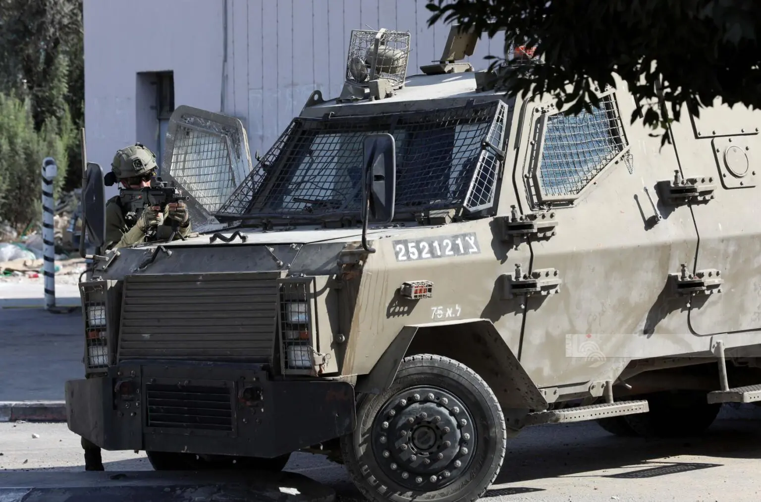 Israeli occupation forces detain 11 Palestinians in the West Bank