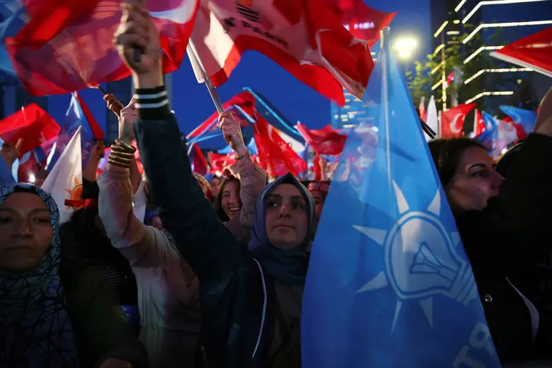Erdogan continues leading polls despite shrinking gap