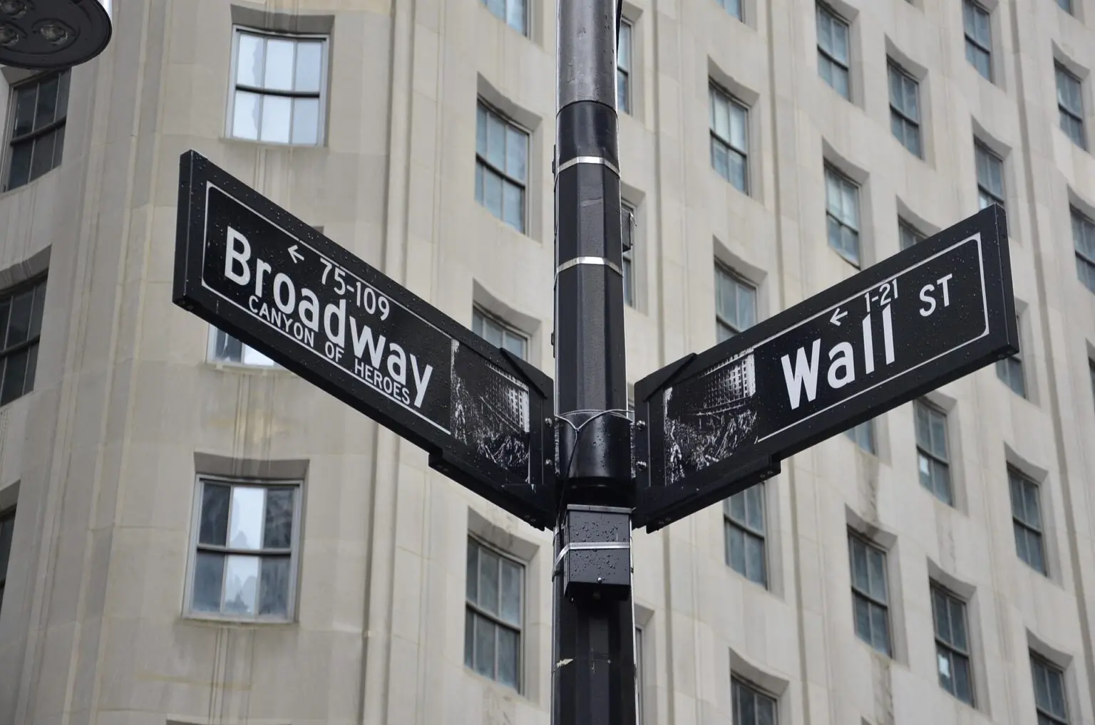 Trading in US banks halted as financial panic spreads