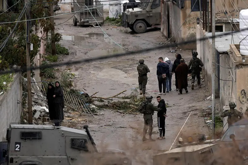 IOF storm West Bank, Palestinian resistance responds