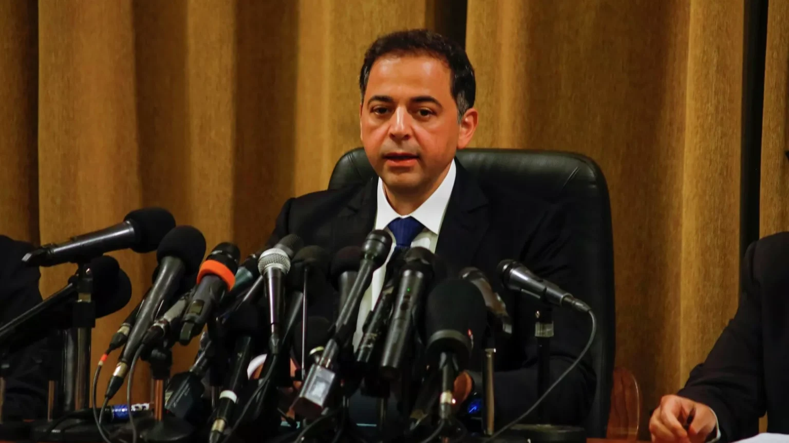 Central Bank of Lebanon announces the payment of public sector salaries in US dollars