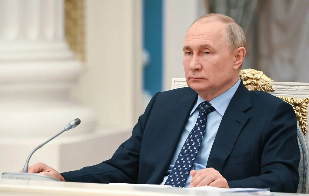 Putin congratulates Russia on National Flag Day, calls it a symbol of unity