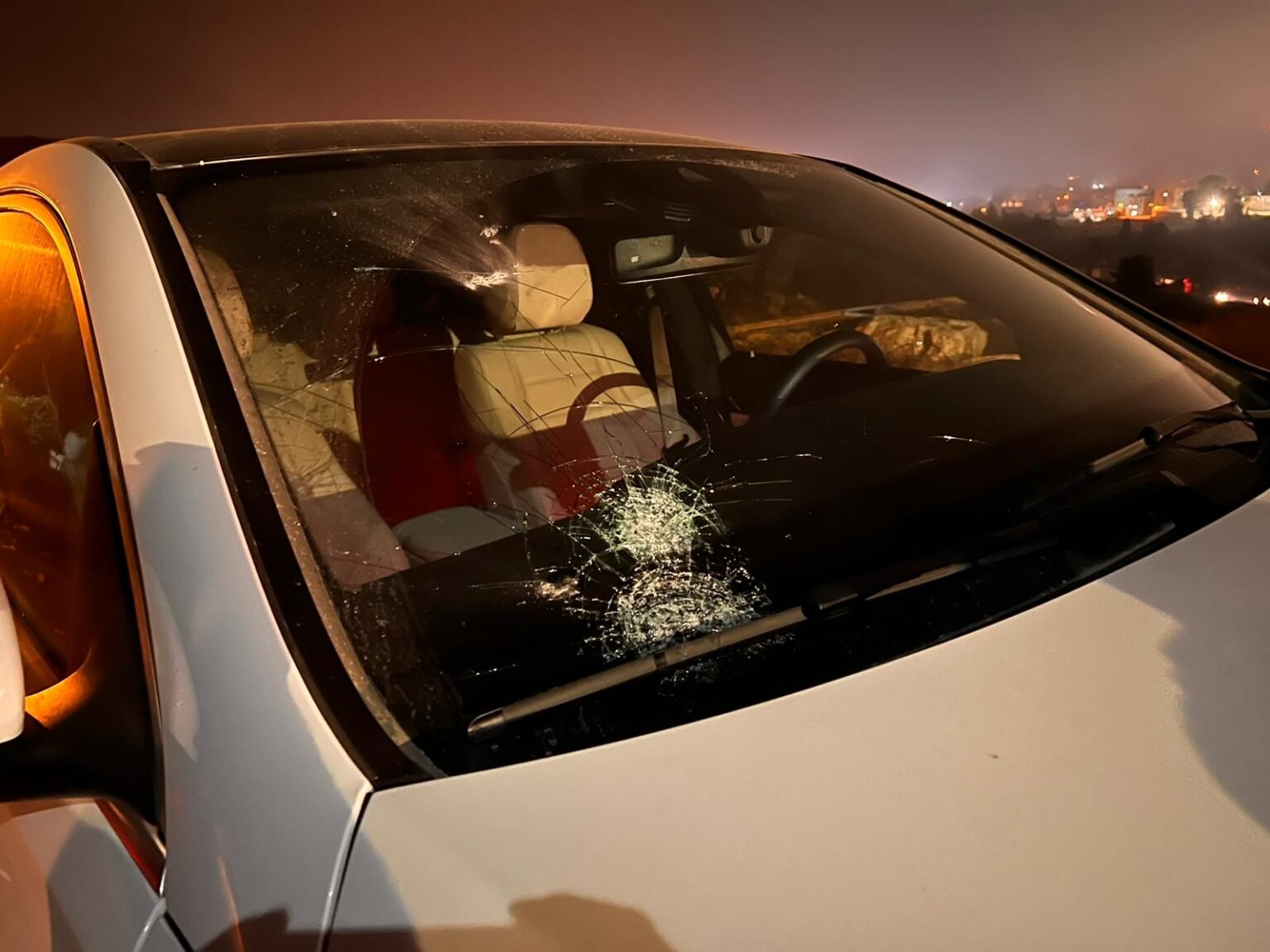Settlers attack Palestinian vehicles at entrance to Al-Bireh