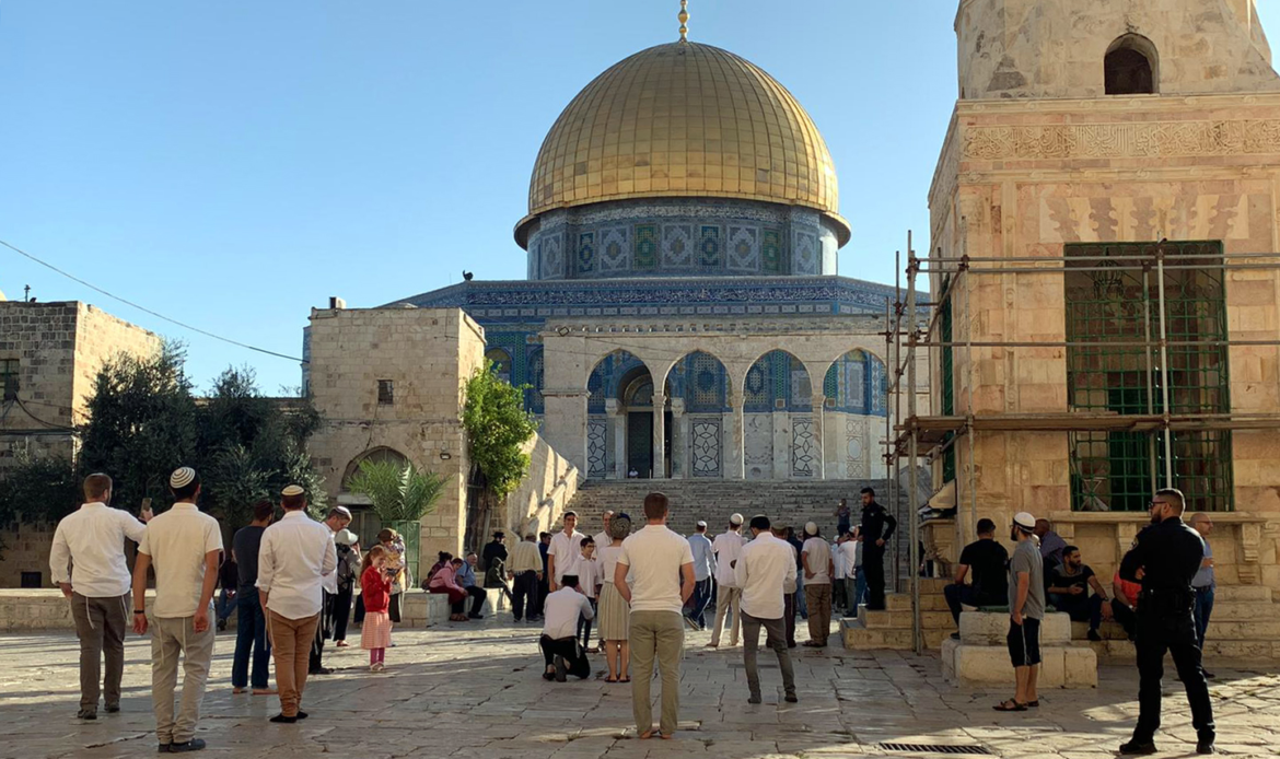 Under protection from Israeli police, fanatic settlers storm Jerusalem’s Aqsa mosque