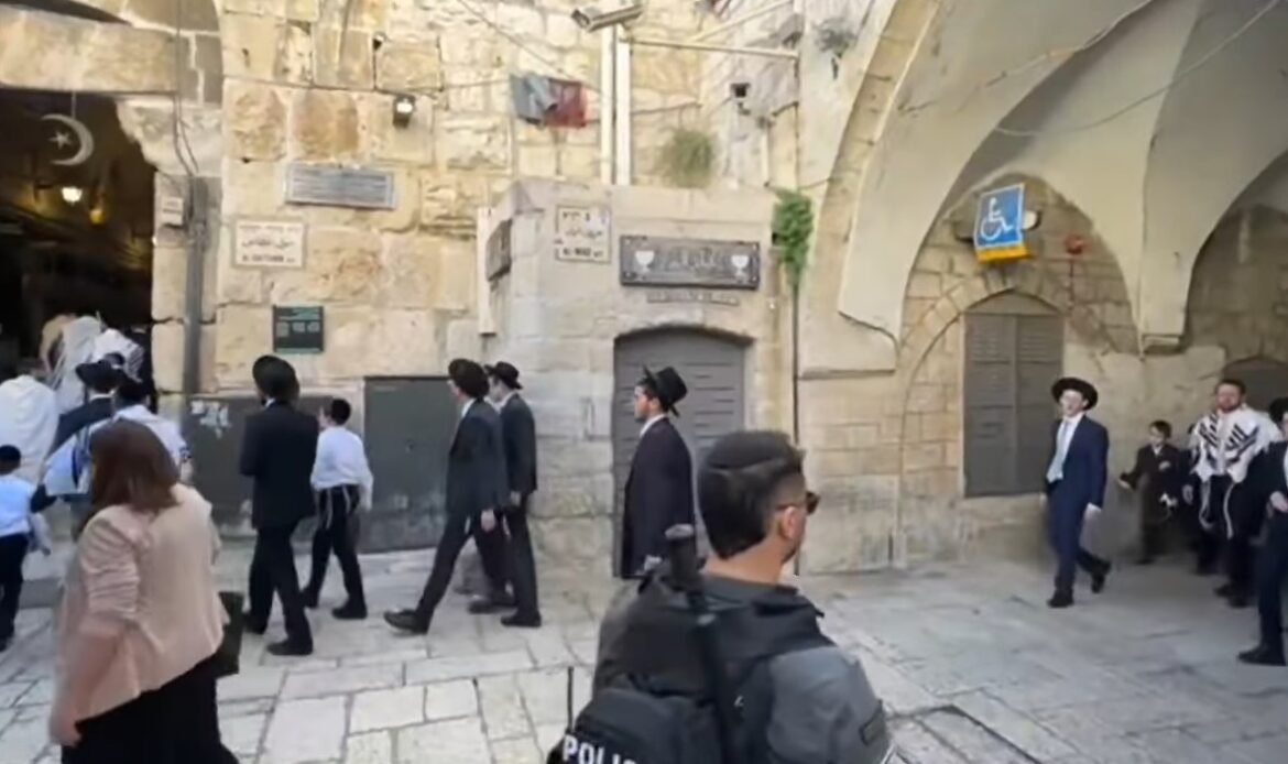 Palestinian shops in Jerusalem’s Old City forced by Israeli police to remain closed to safeguard routes for settlers