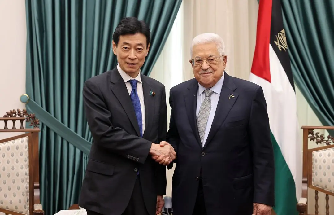 President Abbas receives Japanese Minister of Economy in Ramallah