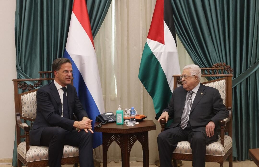 President Abbas discusses latest developments, ongoing efforts to stop Israeli aggression with Dutch prime minister