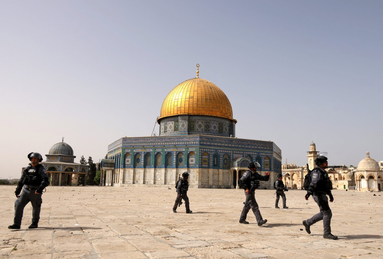 For the first time in months, Israeli police shut down Al-Aqsa Mosque for the Muslim worshippers