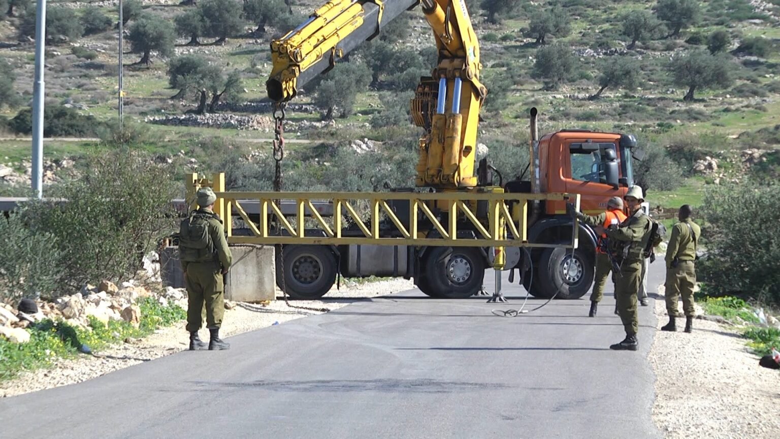 Occupation forces block access to Palestinian villages in Ramallah province