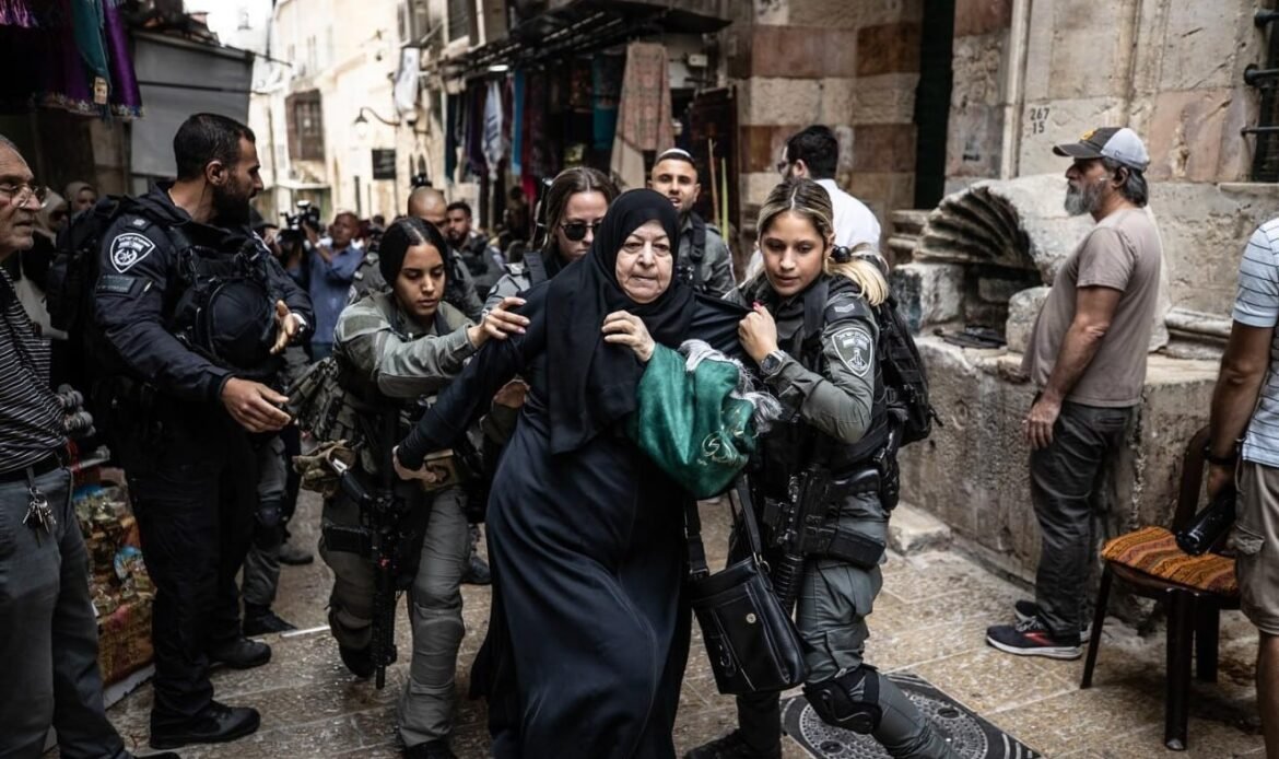 Israeli police break into the Qibli Mosque in Al-Aqsa, assault Muslim worshippers, keep them out of Mosque