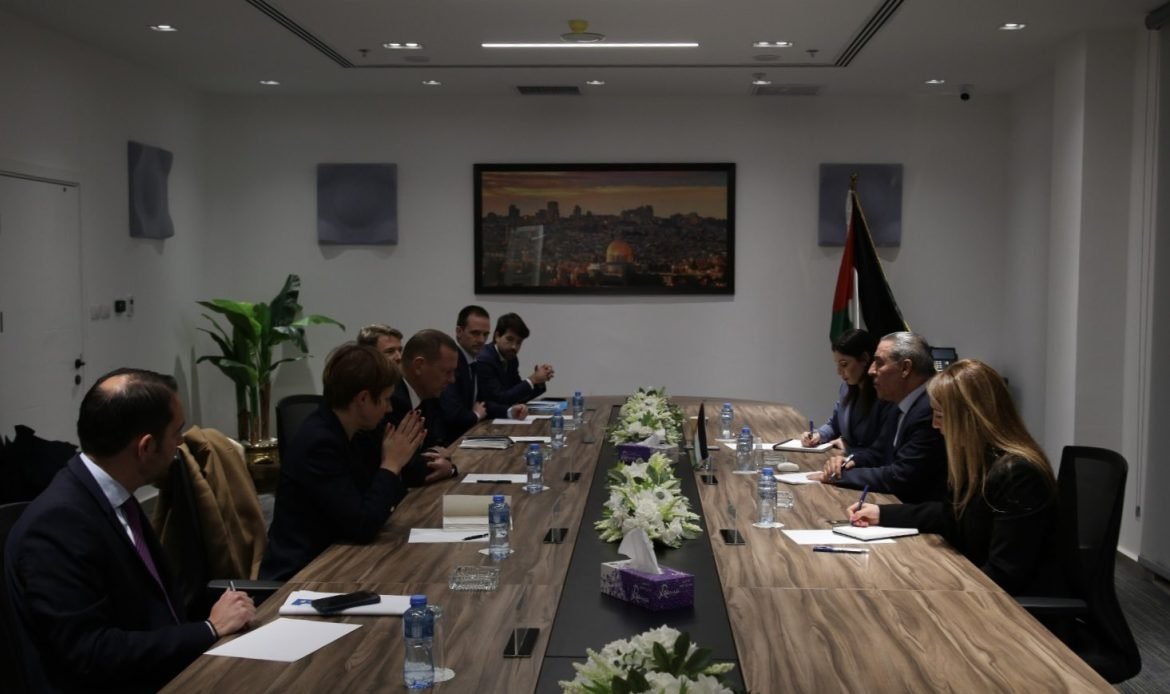 PLO discusses latest political developments with France