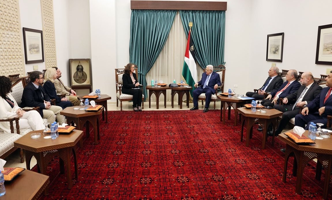 Abbas receives delegation from Middle East Council of Churches for Peace
