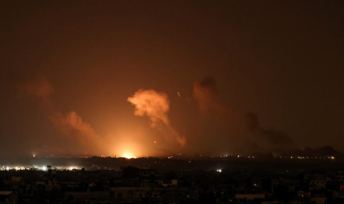 Israeli army targets civilians west of Gaza, kills 10