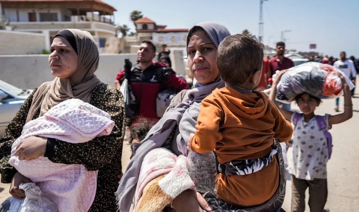 Thousands try to return home to north Gaza after ‘open checkpoint’ rumours