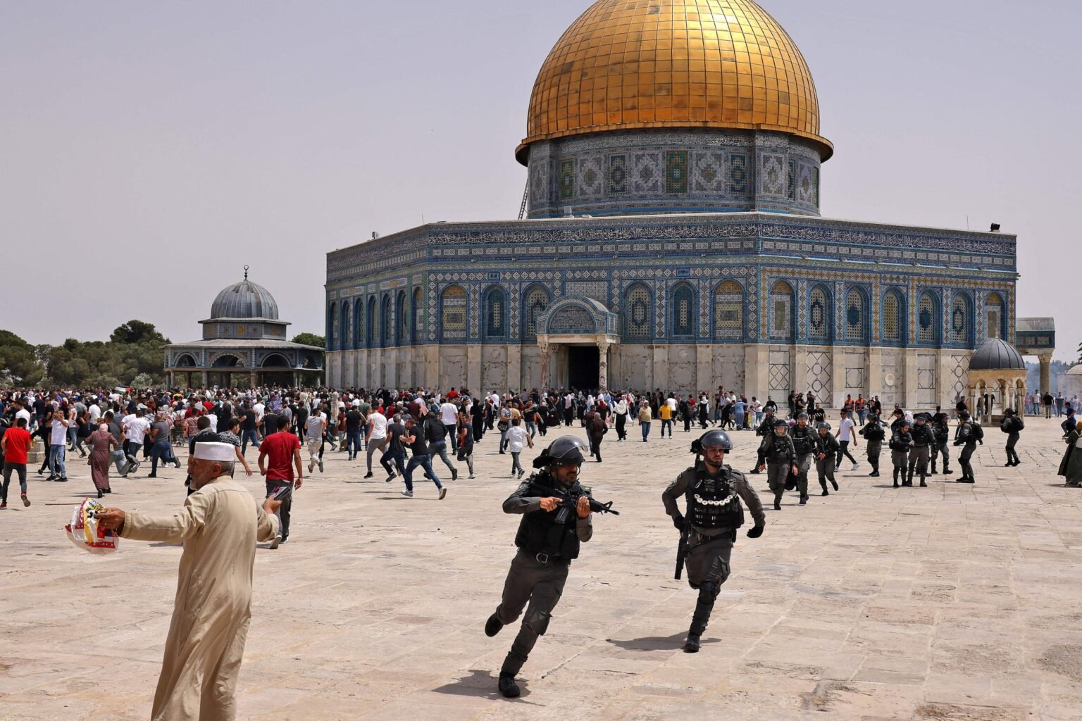 Hundreds of Israeli colonists storm al-Aqsa mosque compound