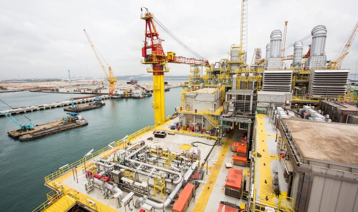 Oil holds ground amid political uncertainty in US, Mideast