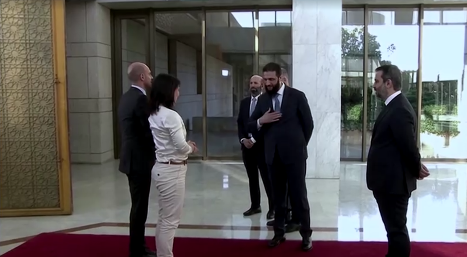 German Foreign Minister Responds to Controversy Over Photograph