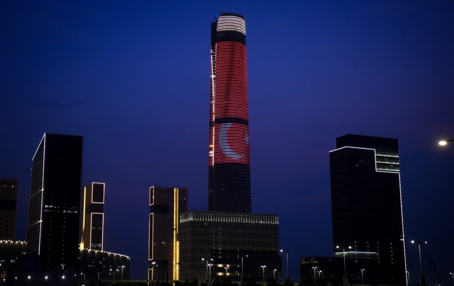 Egypt Illuminates Its Tallest Tower with the “Turkish Flag” Egypt Illuminates Its Tallest Tower with the "Turkish Flag"